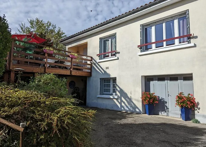 Charmant Appartement Avec Terrasse Et Jardin, Ideal Pour 4 Personnes, A Barbezieux - Fr-1-653-196 Foto