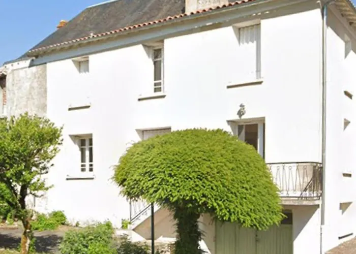 Spacious 3-Bed House In Chateau Garnier photo