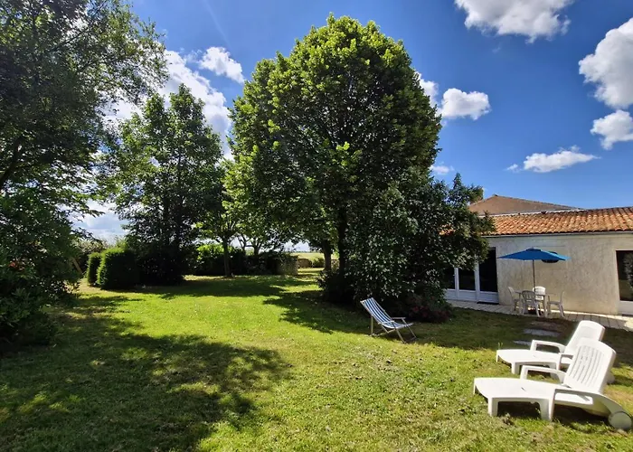 Le Pied Du Chene Bed & Breakfast Grezac photo