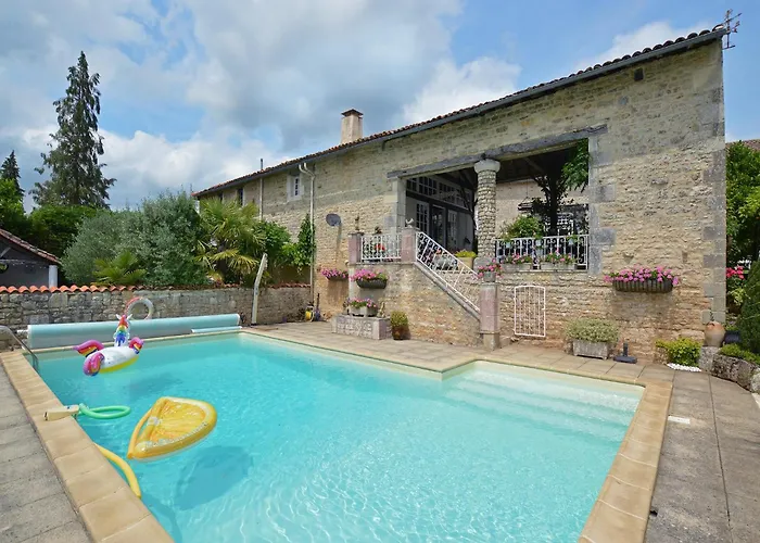 foto di Holiday Home In Charente With Pool La Foret-de-Tesse