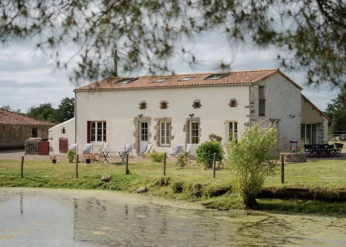 Photo de Proche Puy duFou - Les Buardieres Saint-Pierre-des-Echaubrognes