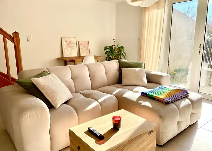 صورة La Touzetterie Avec Spa-Cour Privee Saint-Jean-dʼAngély