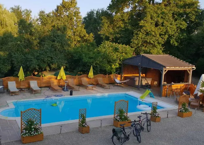 foto di 3 Bed Villa Sleeps 5 - Hot Tub Pool Parking Château-Garnier