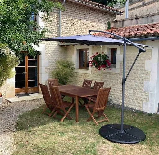 Brie-sous-Barbezieux Stunning Rural Gem With Pool In Southwest Franceヴィラの写真