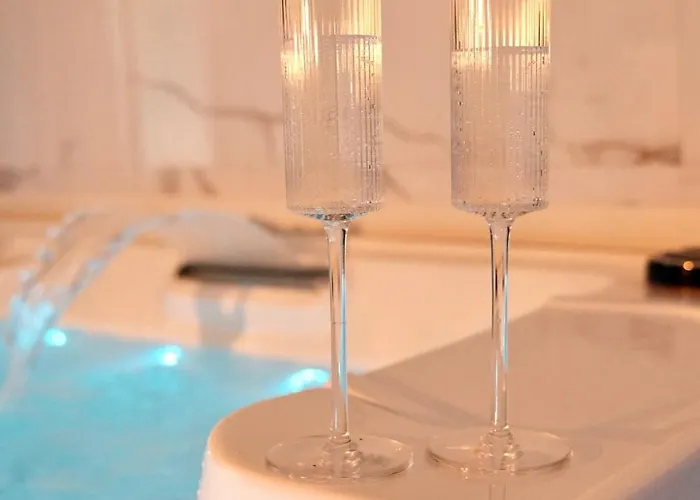 Jungle Room Avec Jacuzzi Prive & Retro-Projecteur Saint-Yzan-de-Soudiac foto