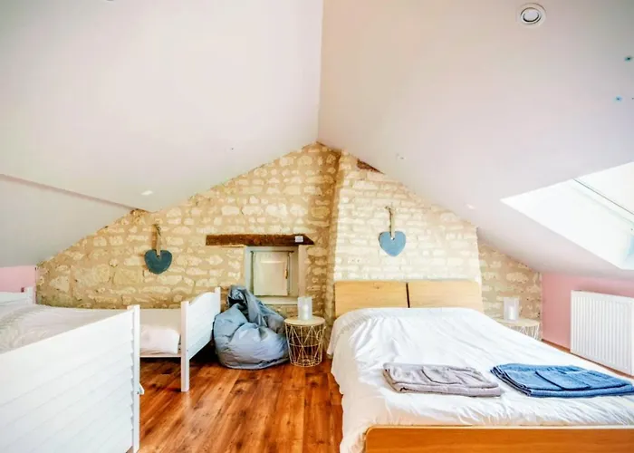 Photo de La chambre de la tour Colombiers 