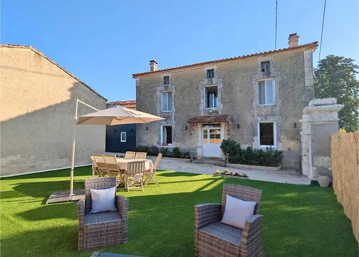 Maison charentaise rénovée, vue campagne - pers. Maine-de-Boixe foto